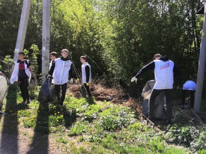 В Кузбассе молодогвардейцы очистили берег реки