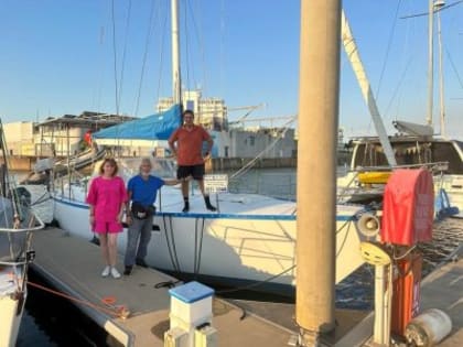 Владелец «Яшкино» и «Ярче!», меценат Денис Штенгелов купил в Австралии яхту попавшим в беду мореплавателям