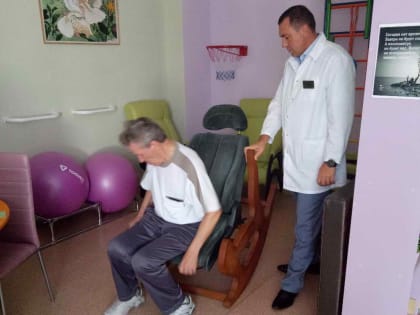 86-летний пациент изобрел лечебное кресло и подарил его Областному клиническому госпиталю для ветеранов войн