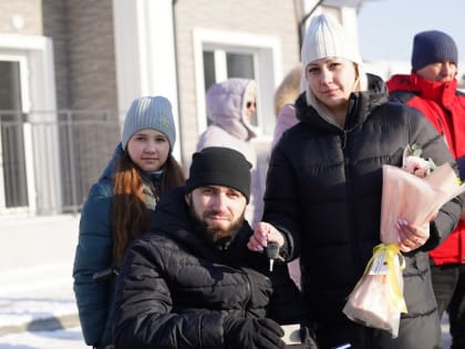 Губернатор Кузбасса Илья Середюк вручил ключи от автомобилей ветеранам специальной военной операции