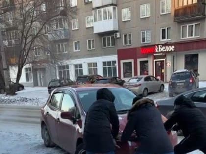 Новокузнечанка благодарит мужчин, вытолкавших её машину из колеи (ВИДЕО)