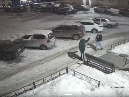 В Новокузнецке гопник с пистолетом пинал по лицу жертву, не оказывавшую сопротивление (ВИДЕО)