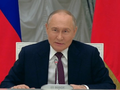 Президент России подписал закон о банковских вкладах для граждан, получающих соцподдержку