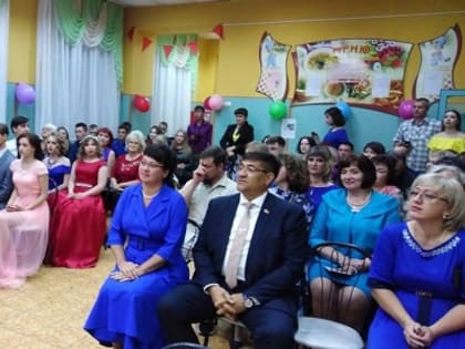 Депутат поздравил выпускников Прокопьевска