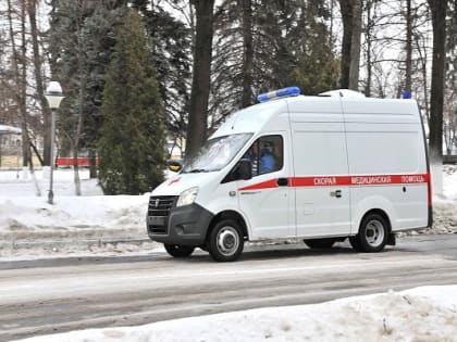 В Саратове машина с тремя людьми упала в яму с кипятком