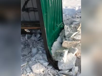 В Прокопьевске снегоуборочная техника уничтожила остановочный павильон