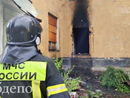 «Уголок нездоровья»: в центре Новокузнецка загорелось аварийное здание бывшей поликлиники