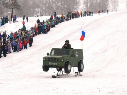 Кузбассовцы скатились с горы в санях в виде военной техники