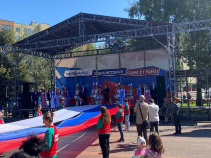 Кемеровчане развернули 25-метровый флаг России