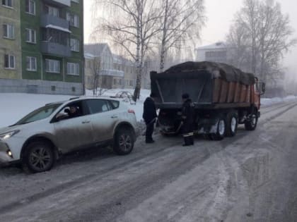 В Кузбассе автомобилисты застревают в сугробах