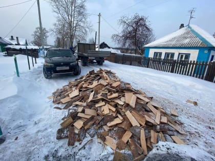 Прокопьевские единороссы привезли дрова семье мобилизованного