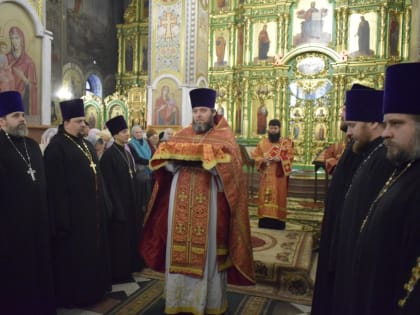 В день памяти св. блгв. кн. Александра Невского епископ Новокузнецкой и Таштагольский Владимир совершил Литургию в Троицком храме города Осинники