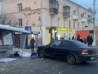 В Кемерове студент на иномарке въехал в остановку с людьми (ФОТО)