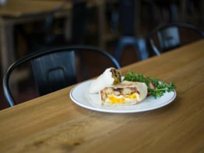 В Кузбассе детей опять кормят чем попало с битой посуды