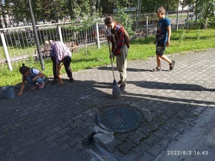 Православные следопыты г. Мыски помогают с уборкой территории при храме