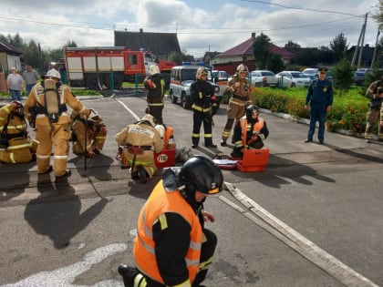 В Анжеро-Судженске огнеборцы провели пожарно-тактическое учение на базе школы
