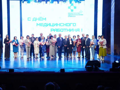 Илья Середюк вручил медицинским работникам КуZбасса государственные и областные награды