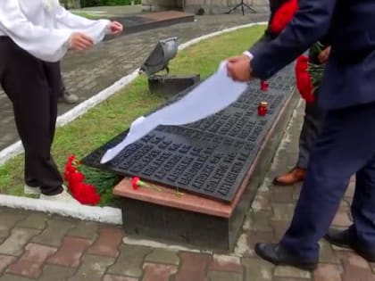 Возложение цветов на Площади Побед