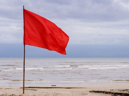 В Таиланде турист проигнорировал запрет купаться в море и утонул