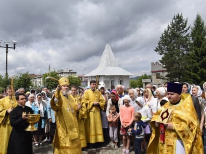 Епископ Новокузнецкий и Таштагольский Владимир возглавил Божественную литургию по случаю престольного праздника храма Всех Святых