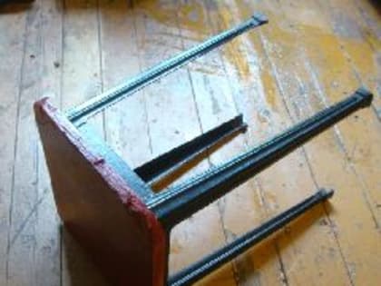 Новокузнечанка, взявшая под крыло молодого, пьющего и бьющего, вынуждена терпеть удары табуретом по голове