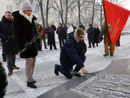 Кузбасские единороссы возложили цветы в память о воинах-интернационалистах