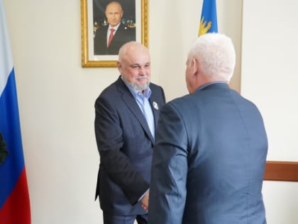 Губернатор встретился с волонтерами и представителями общественности, которые помогают бойцам в зоне СВО и их родным