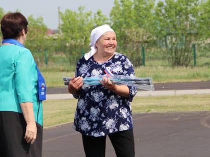 Единороссы вручили скандинавские палочки кузбасским пенсионерам