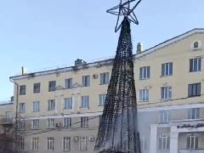 В Новокузнецке полицейские установили подростка, который поджёг искусственную ель в Кузнецком районе