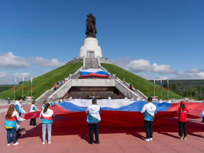 Юрий Скворцов: "Наше прошлое и настоящее, наши идеалы и мечты, наши надежды и наше право на счастье – всё это олицетворено в государственных символах"