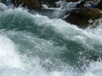 Группа кемеровчан с детьми отправилась в сплав по реке, несмотря на запреты МЧС: одна из девушек упала в воду