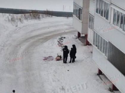 Кузбассовцы нашли под окнами дома тело полуобнаженного мужчины
