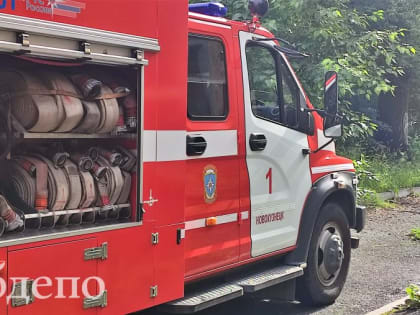 «Уголок нездоровья»: в центре Новокузнецка загорелось аварийное здание бывшей поликлиники