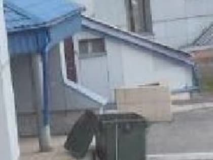 Новокузнечанин высудил с управляющей компании около трёхсот тысяч рублей за наезд мусорного контейнера на его авто