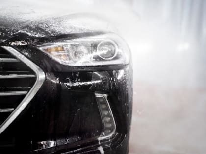 Кузбасским водителям рассказали, куда обращаться после падения снега на машину