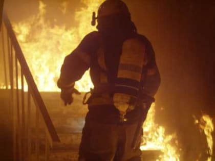 Пожар в многоквартирном доме: восьмерых анжеро-судженцев спасли из огня