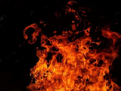 В центре Кемерова пламенем с черным дымом горел автомобиль прямо на дороге