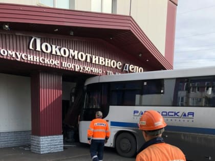 Водителю стало плохо: в Кузбассе автобус протаранил машину и врезался в здание