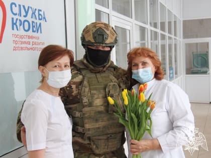 Кузбасские росгвардейцы сделали трогательный подарок для медиков к Международному женскому дню (ВИДЕО)