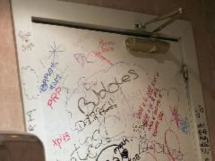 Новокузнечанина задержали за писанину в туалете бара