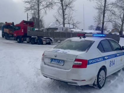 Не смог подняться в гору. Полицейские помогли водителю большегруза