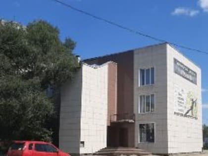 Новокузнецкая автоледи высудила с джаз-клуба «Геликон» компенсацию за лобовик, разбитый деталью от трубы