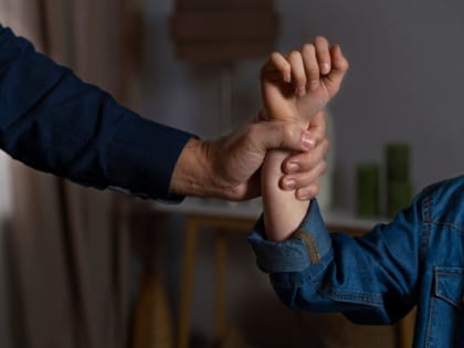 Пытал жену утюгом и душил детей: семейному извергу за пытки дали неприлично мелкий срок