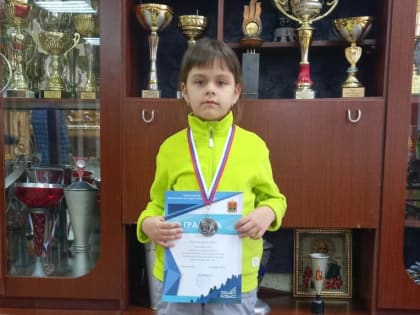Юная мысковчанка завоевала второе место в областных соревнованиях по русским шашкам.