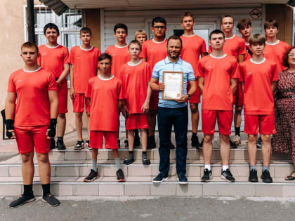 Депутат «Единой России» подарил спортивную форму школьной команде