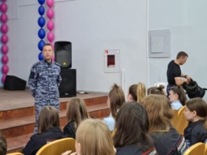 Кузбасские росгвардейцы поделились опытом с будущими правоохранителями