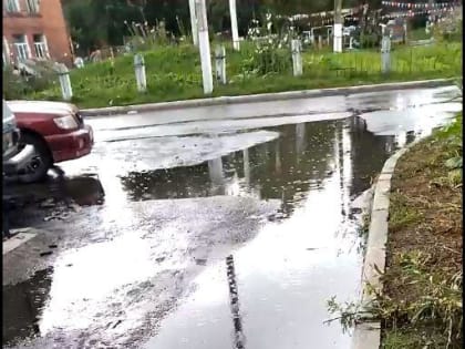 В Кузнецком районе, чтобы попасть в подъезд, приходится обходить «реки» после дождя (ФОТО, ВИДЕО)