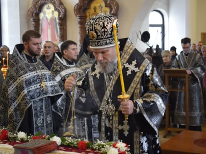 Епископ Владимир совершил утреню Великой Субботы с чином погребения Господа нашего Иисуса Христа