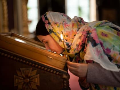 Зачем верующие целуют иконы в храмах