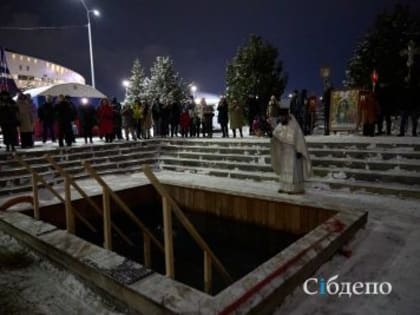Древний обряд в урбаническом пейзаже, ночь и немного «обнажёнки»: в Кемерове люди массово пошли к прорубям